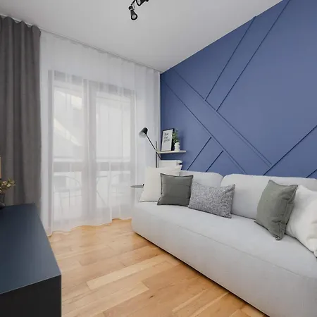 Stylish One Bedroom In With Parking By Renters وارسو