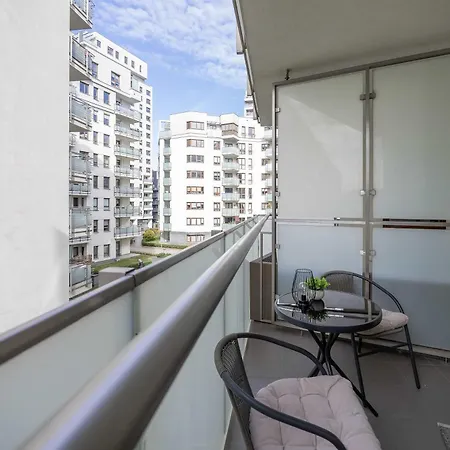 شقة Stylish One Bedroom In With Parking By Renters وارسو